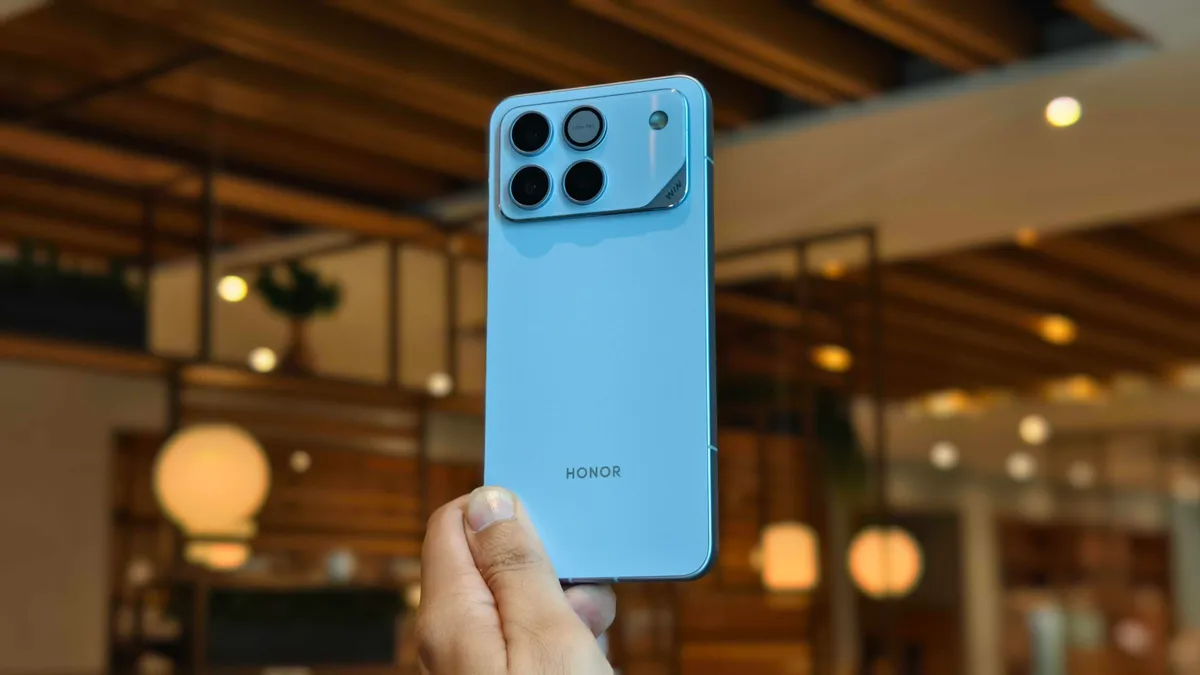 Игровой телефон Honor Win оснащен аккумулятором емкостью 10 000 мАч, но при этом не ощущается тяжелым.