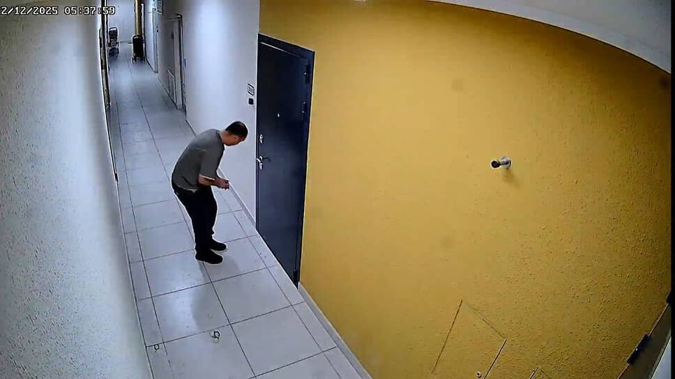 39-летний житель Казани смывает следы крови в подъезде после убийства.📷Фото: Виктор Штерн, Коммерсантъ