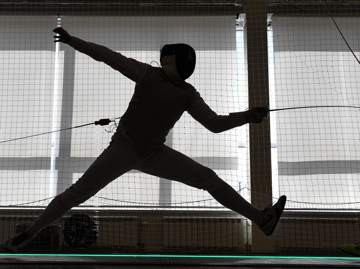    Слева направо: Владислав Журавлев и Дмитрий Жеребченко в поединке личного первенства на рапирах среди мужчин на чемпионате России по фехтованию в Новосибирске. | © РИА Новости / Александр Кряжев