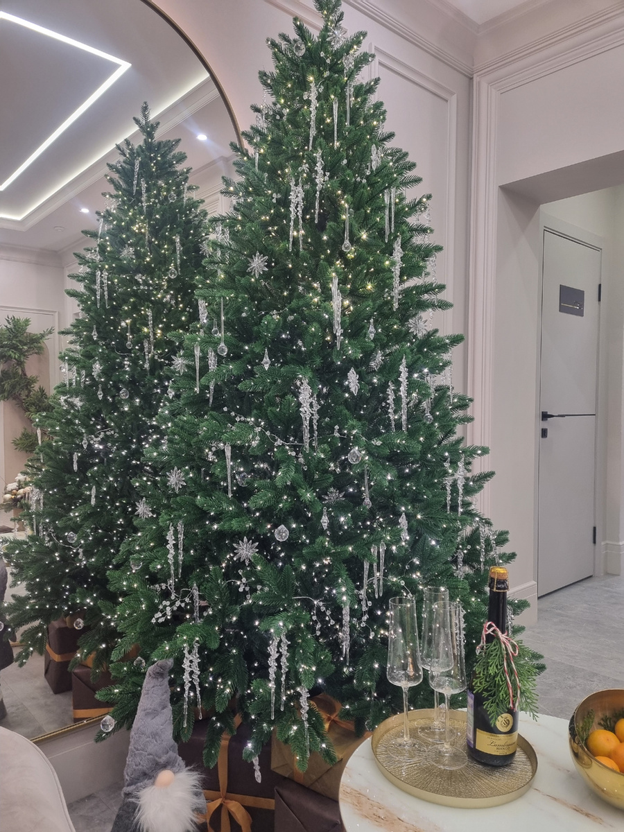 Жду Нового года. Ёлка не моя, но красивая!