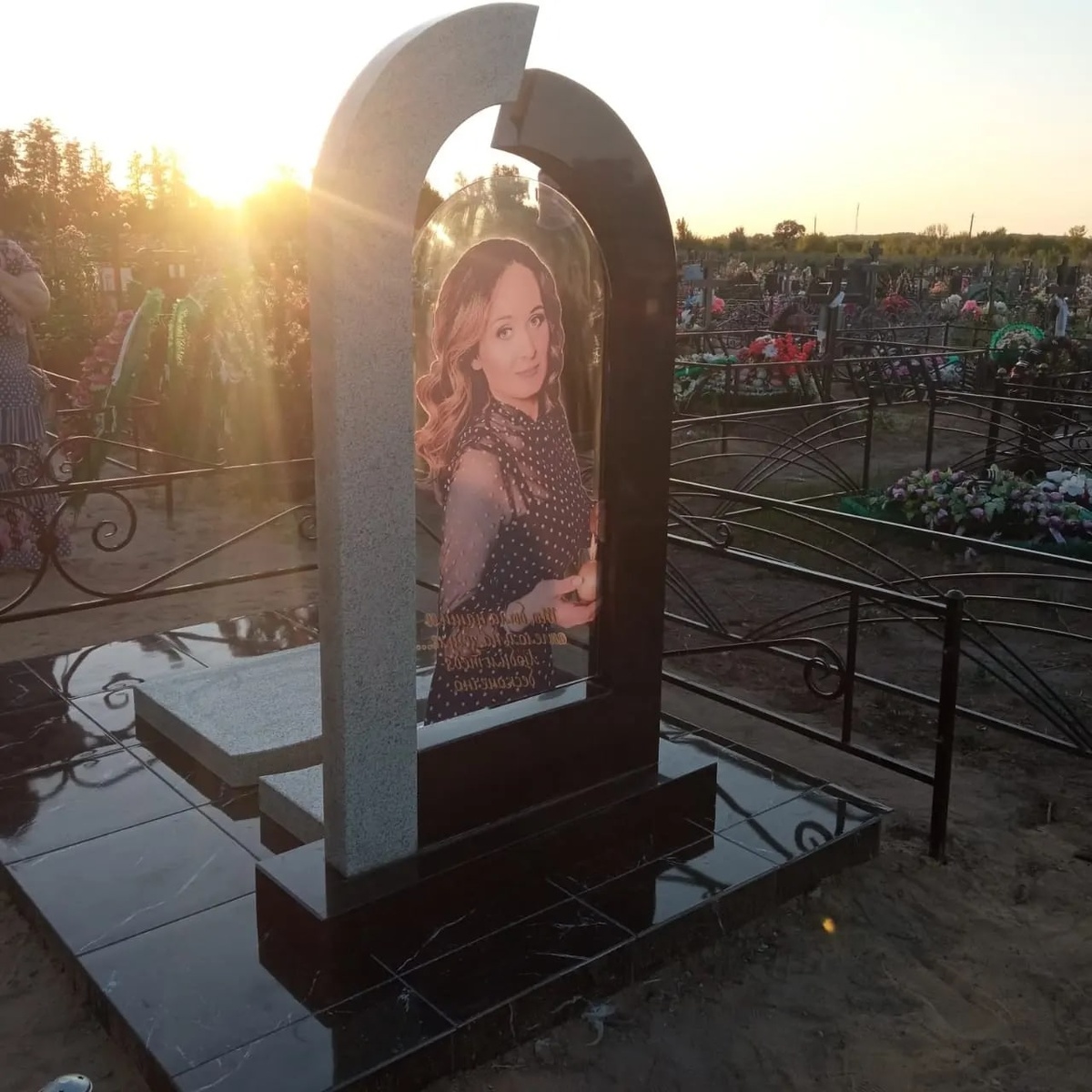 Два оттенка серого гранита в одном памятнике выглядят очень достойно и благородно