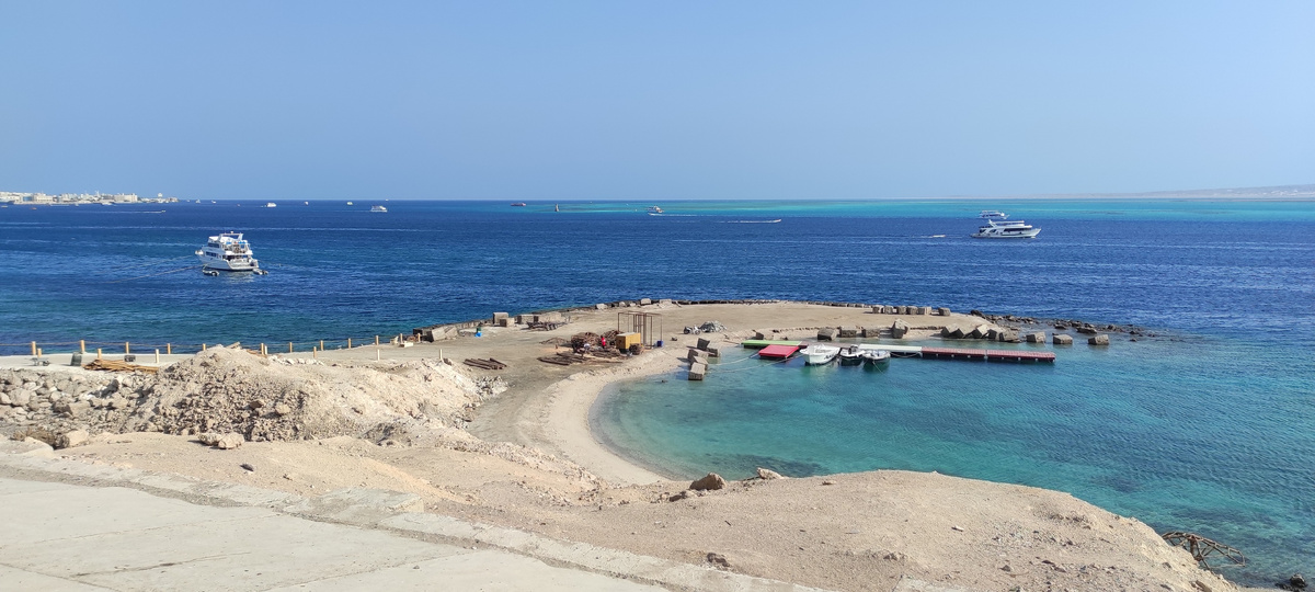 Днём солнце и жара, но к вечеру резко холодает. Ещё и ветер!