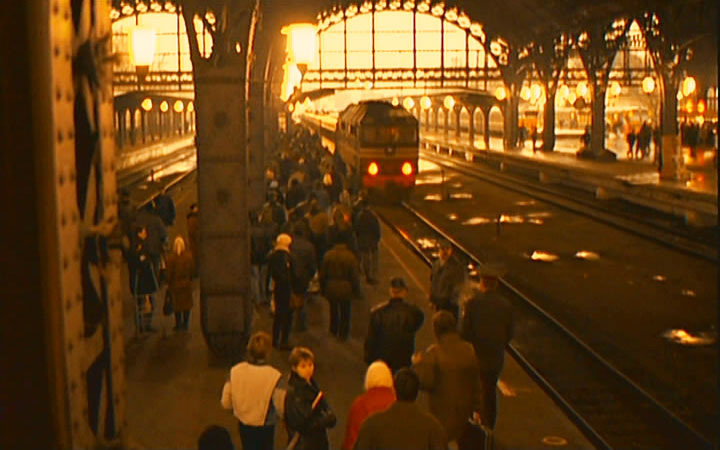 Кадр из фильма "Брат". Съёмки на Витебском вокзале /фото с сайта https://www.kino-teatr.ru /