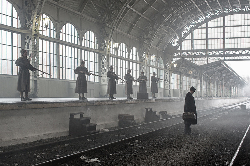 Кадр из фильма "Крылья империи". Съёмки на Витебском вокзале /фото с сайта https://www.kino-teatr.ru /