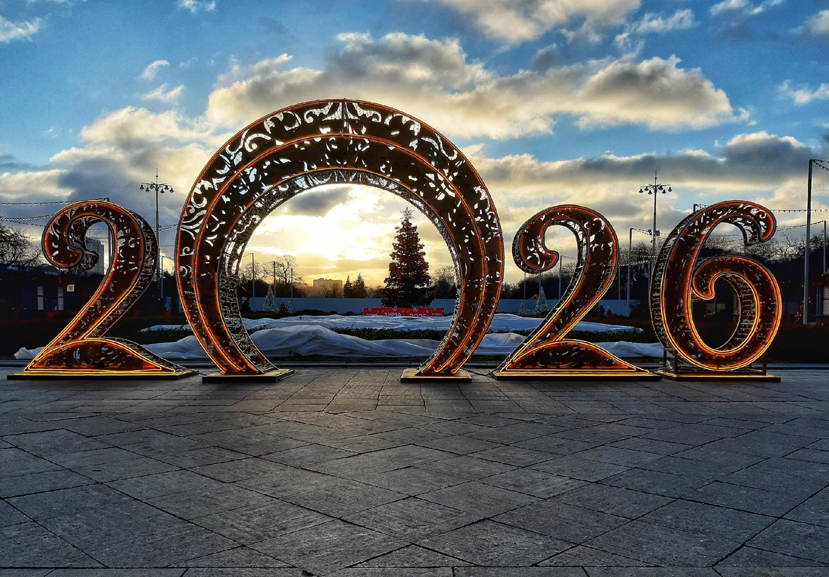 Новогодняя Москва 2026. Проект «Зима в Москве». «Рождественский ретро-вокзал» у Главного входа в Парк Горького🚂🎄✨