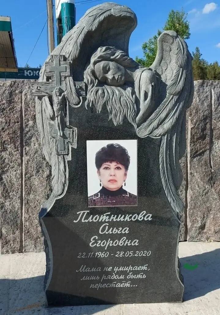 Благородный глубокий серый гранит и скульптура из него украсят собой могилу на века