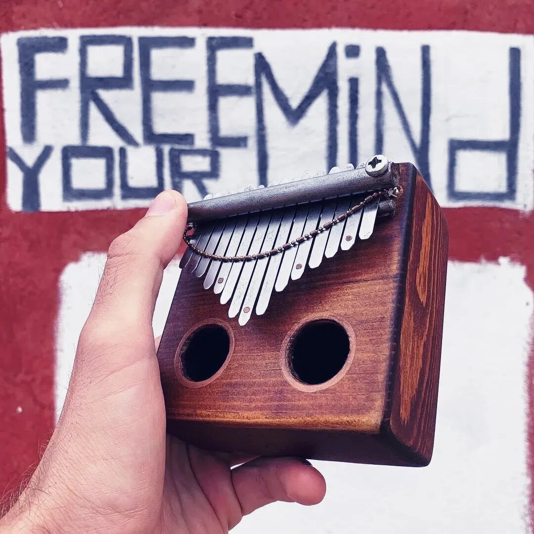 Музыкальный инструмент калимба может быть очень необычным и интересным подарком для носителей КХ 18-9-9