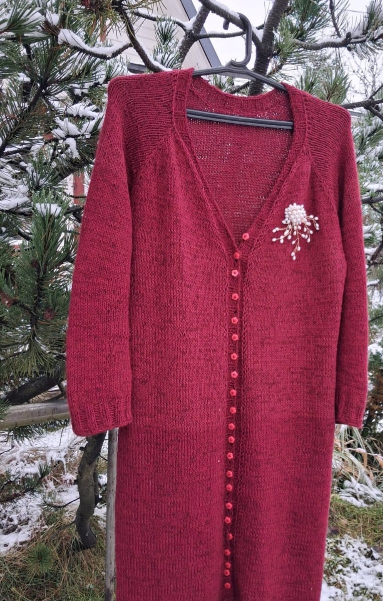 Вязаное платье лицевой гладью.