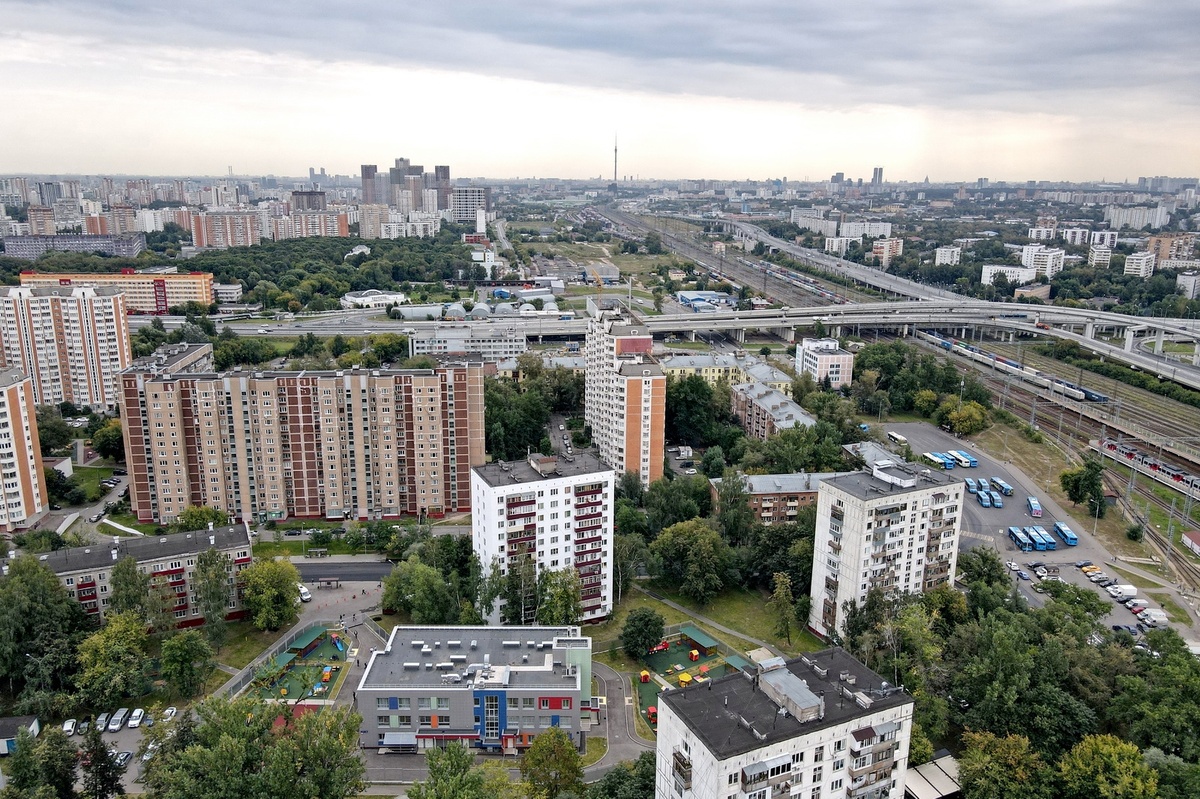 Западное Дегунино. Видны дома По Ангарской улице, Ховринский путепровод, ж/д пути.