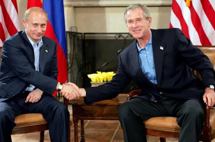    На фото: Двусторонняя встреча на саммите G8 в Си-Айленде, Джорджия, 8 июня 2004 года / REUTERS/Kevin Lamarque JM/SV