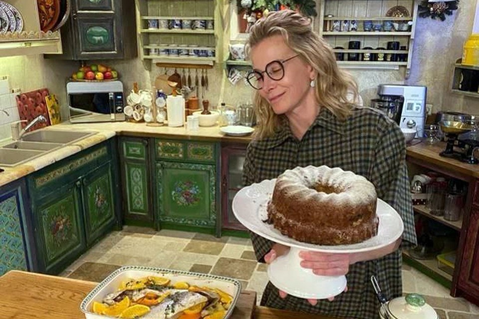    У Юлии Высоцкой на кухне много рецептов и дома, и в «Едим дома». Фото — телеграм-канал Юлии Высоцкой
