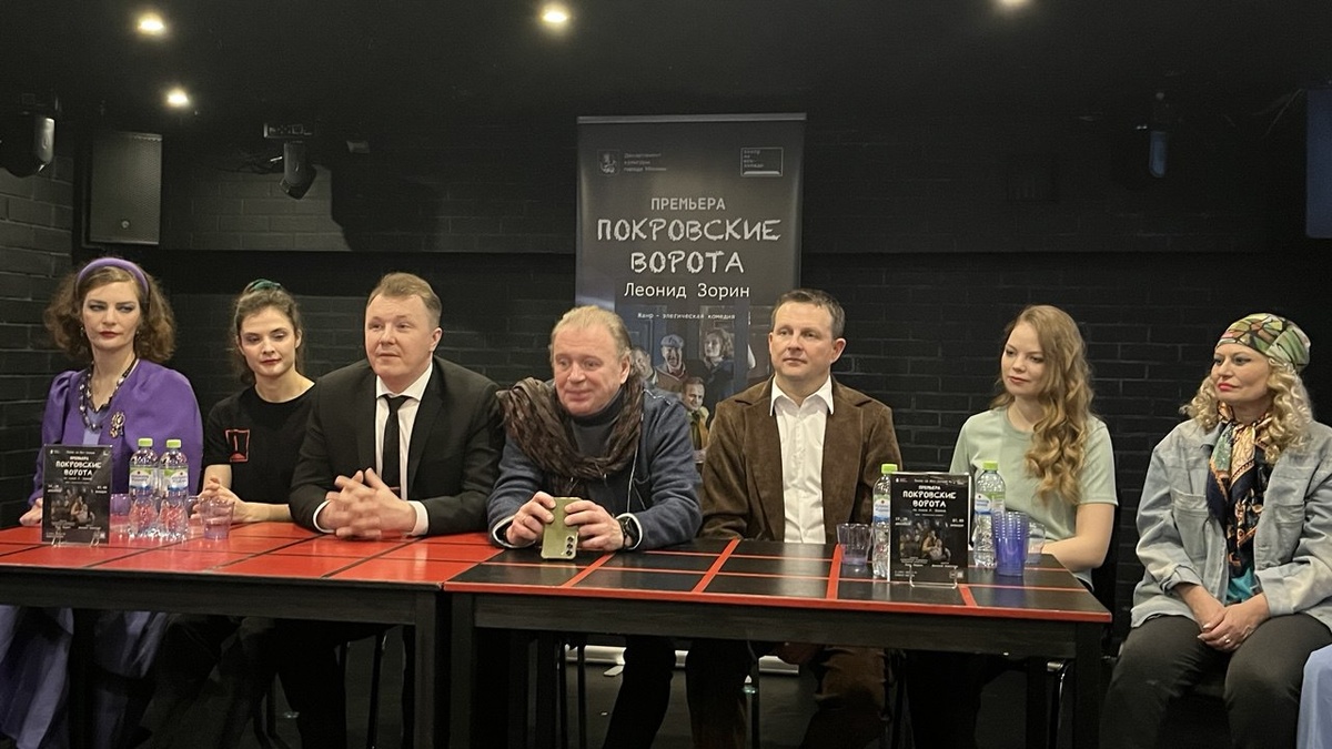 Фото с пресс-конференции после показа