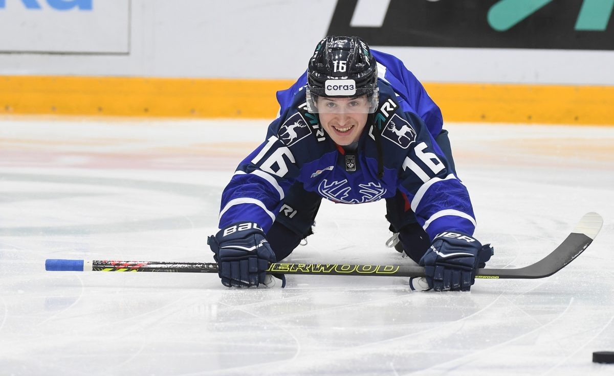    Василий Атанасов получает от хоккея удовольствие, поэтому на льду часто улыбается