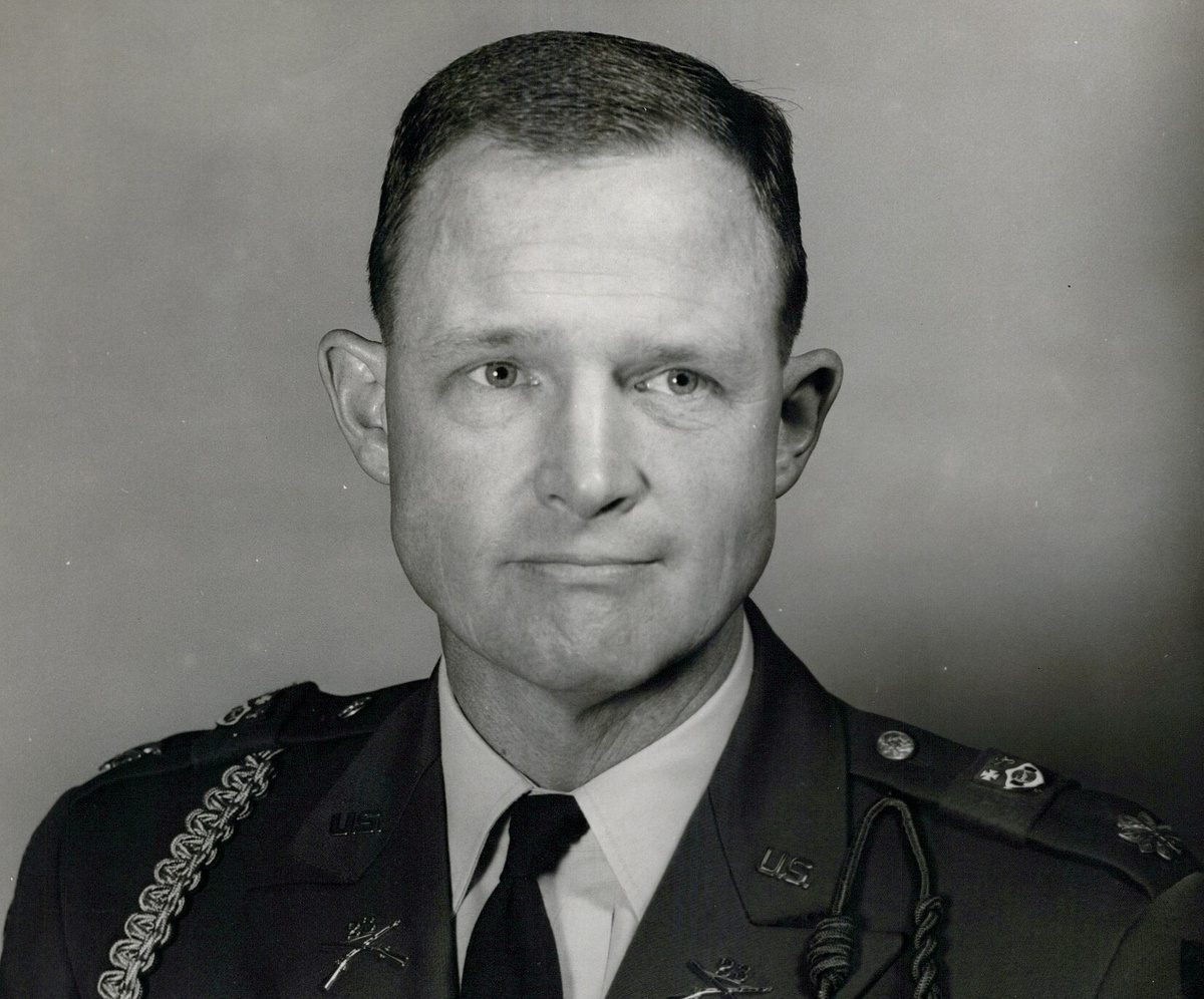 Гарольд Грегори Мур родился 13 февраля 1922 и умер 10 февраля 2017, не дожив до своего 95-летия лишь 3 дня. В 1977 он ушел в отставку в звании генерал-лейтенанта 