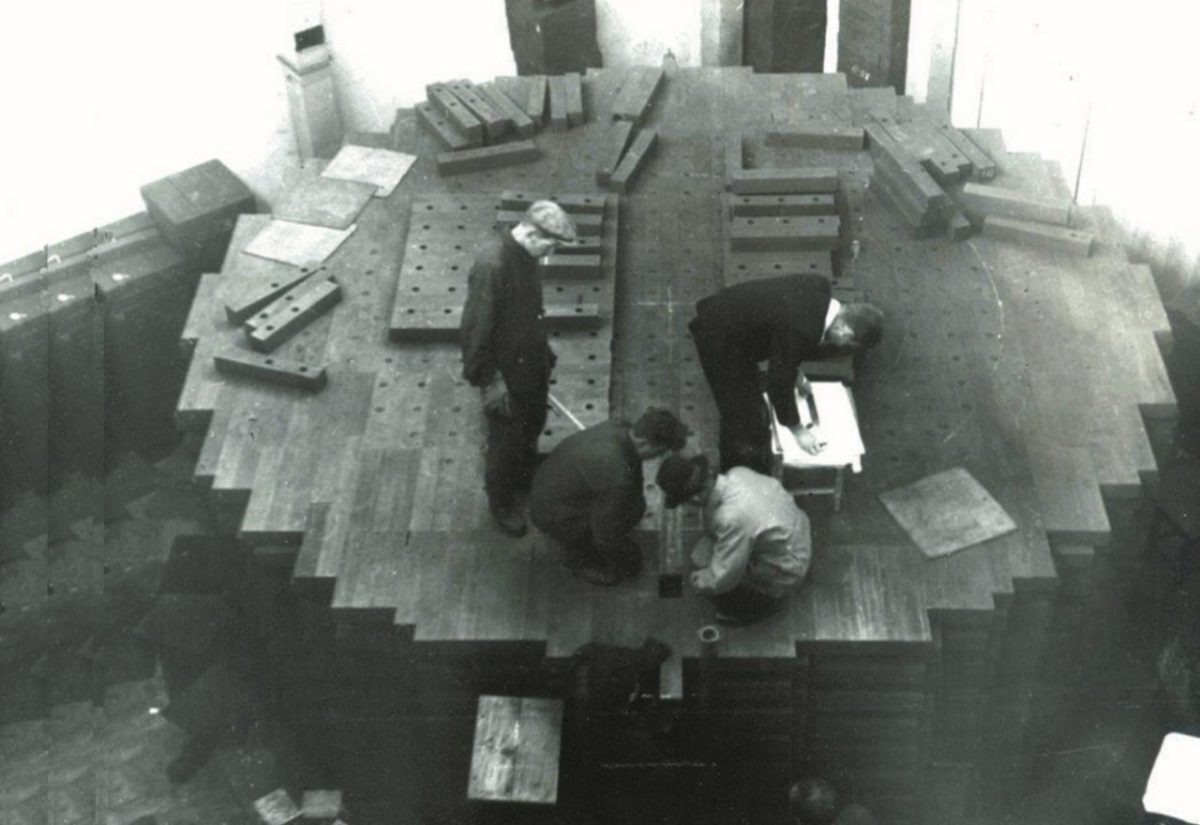 Сборка первого советского атомного реактора Ф-1, 1946 год. nrcki.ru