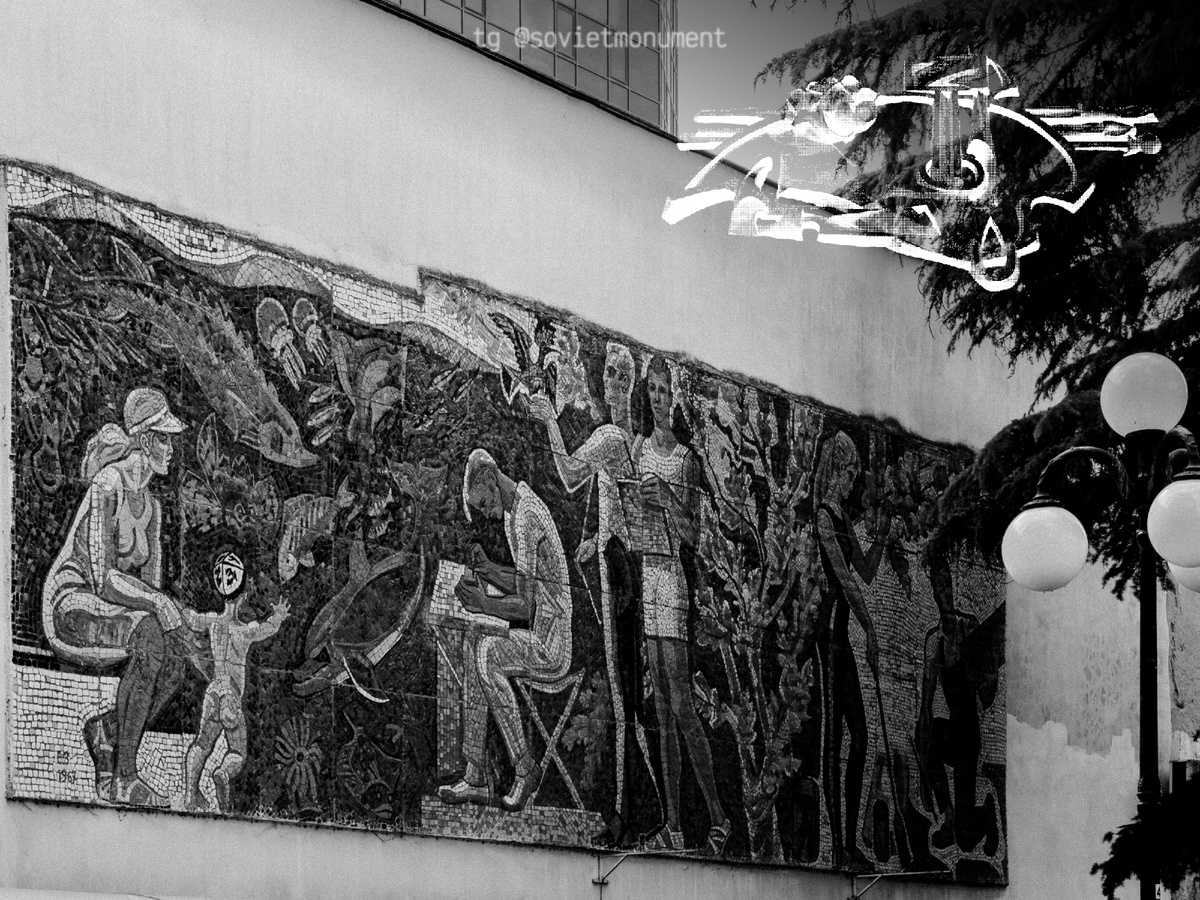 Мозаичное панно и иллюстрация декоративной эмблемы
