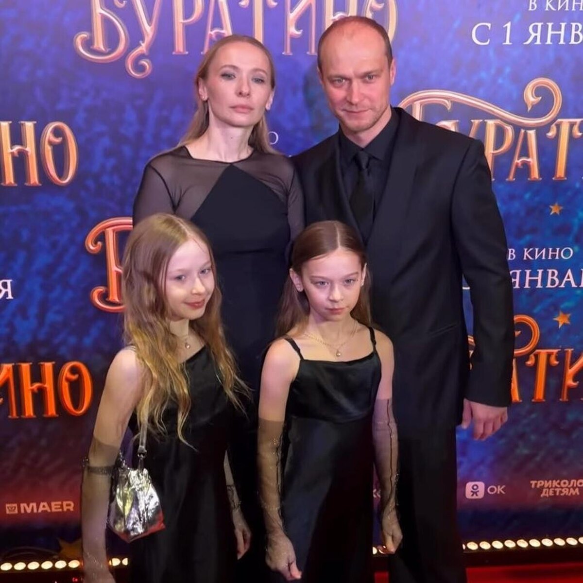    Юра Борисов с женой и дочками Соцсети