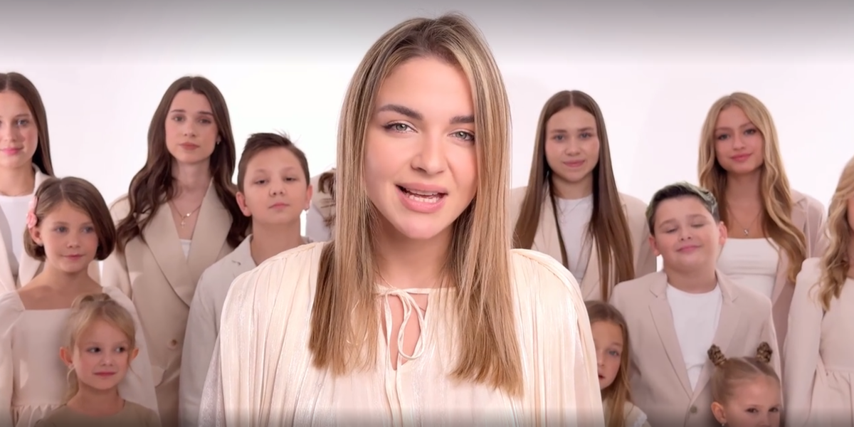 Алина Виардо и эстрадный хор "Аврора". Кадр из клипа "Пусть миром правит любовь".