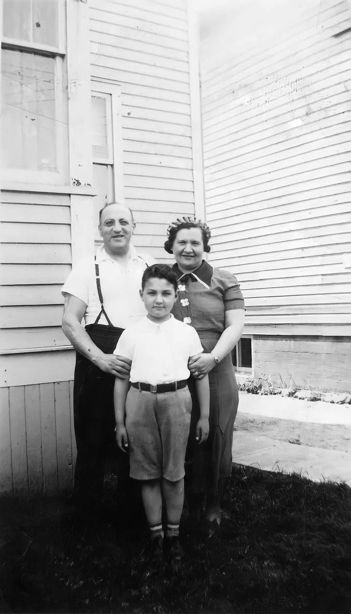 Юный Эфраим Оуэн Голдберг со своими родителями, Ирвингом и Тельмой, в их доме в Торонто, Канада (источник фото: achievement.org)