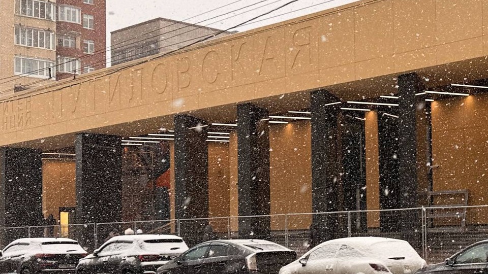 Облицовку фасада закончили на вестибюле станции метро «Путиловская»