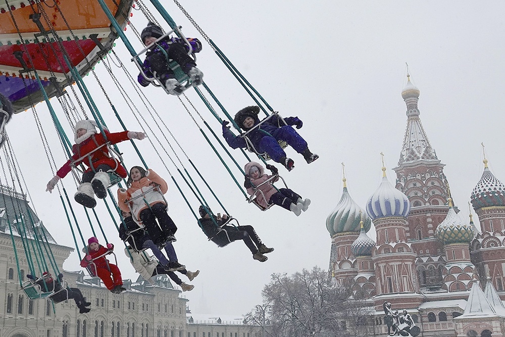    Радость детей на Святки. Катание на карусели. Красная площадь. Москва. / Фото: Аркадий Колыбалов