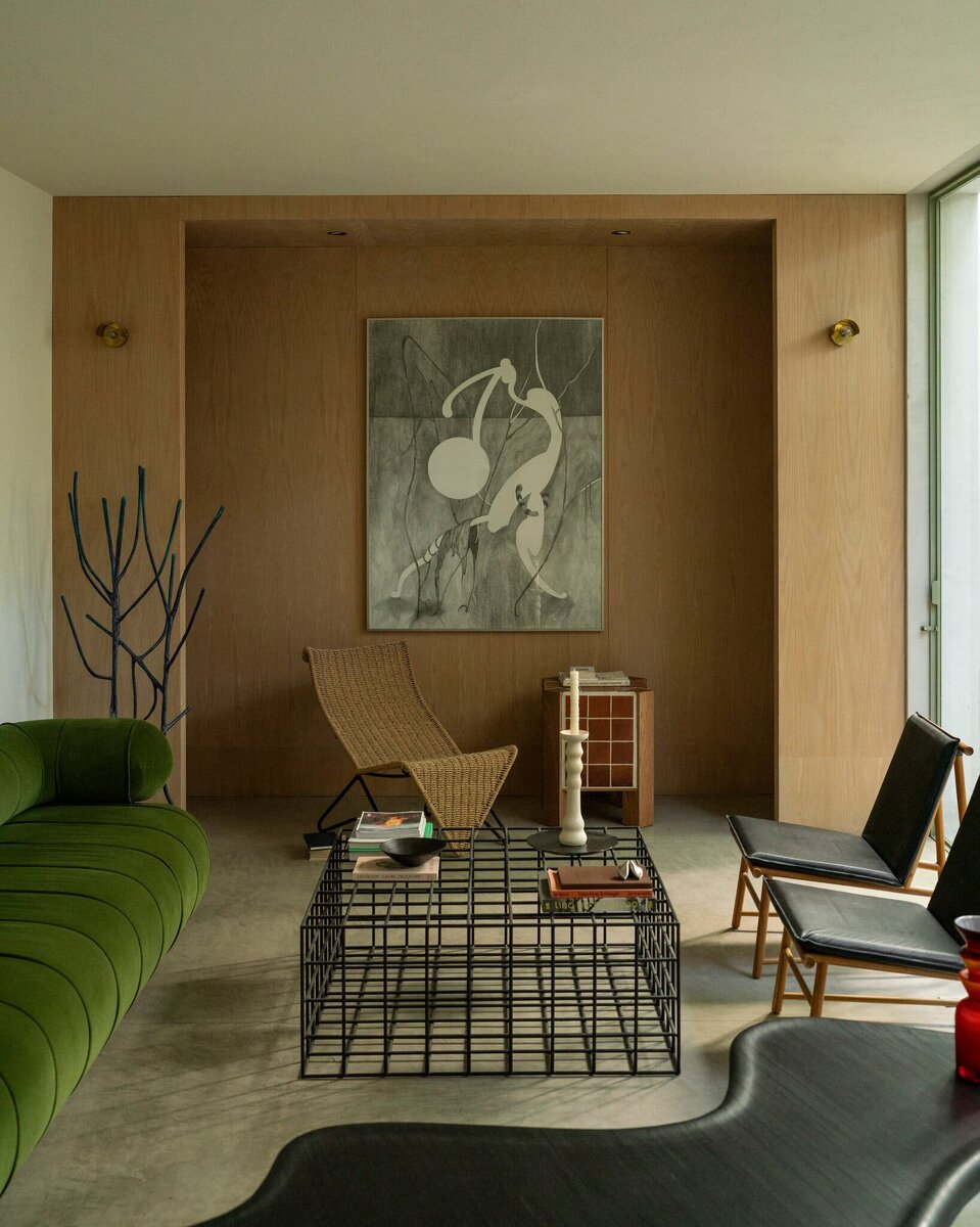 Кресло Porset Lounge Chair от Mexa Design, стол от Parafernalia x Lofa Ceramics. Диван от Bibi Bibi, кресла от Tributo и скамья от Creativos en Carpinteria окружают низкий столик от Anthiope