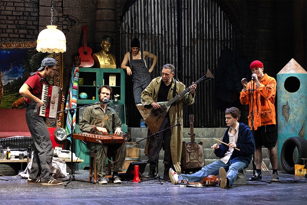    Семь мужичков теперь не крестьяне, а рабочие. И спор их разгорается во время репетиции группы в гараже. / Предоставлено Театром им. Ермоловой / Женя Сирина