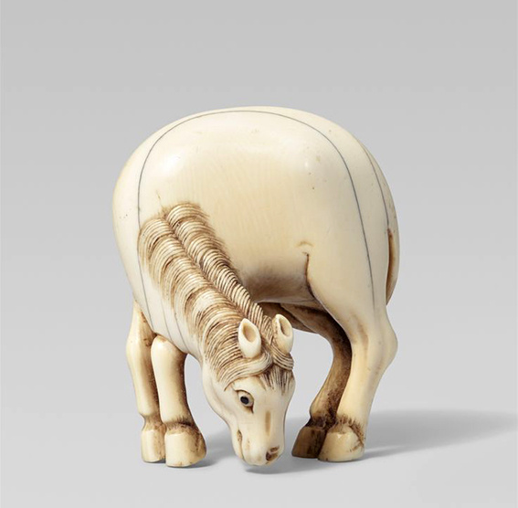 Белые лошади – самые почитаемые в Японии. Считается, что они перевозят божеств, духов. Один лишь взгляд на такую лошадь очищает человека от всего дурного.