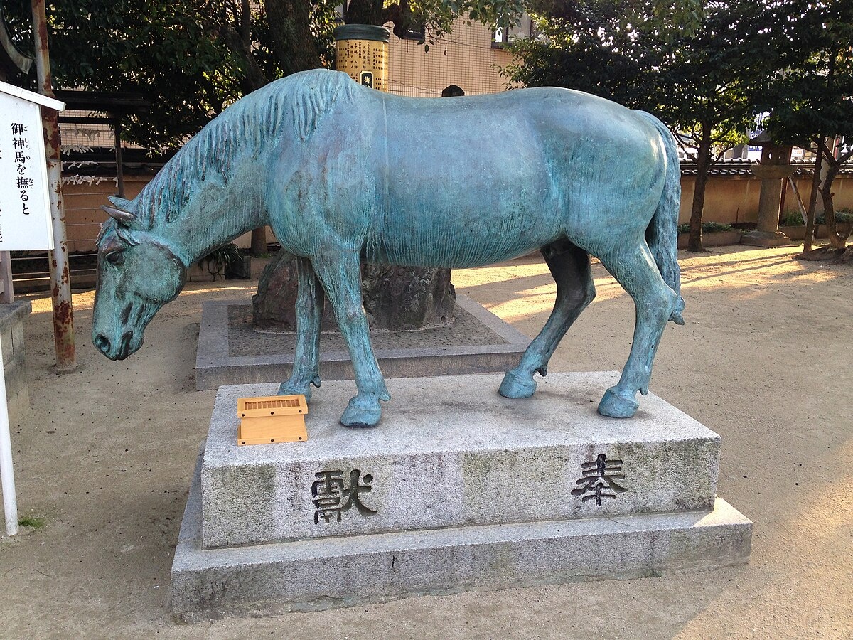 Статуя лошади при одном из храмов в Токио.