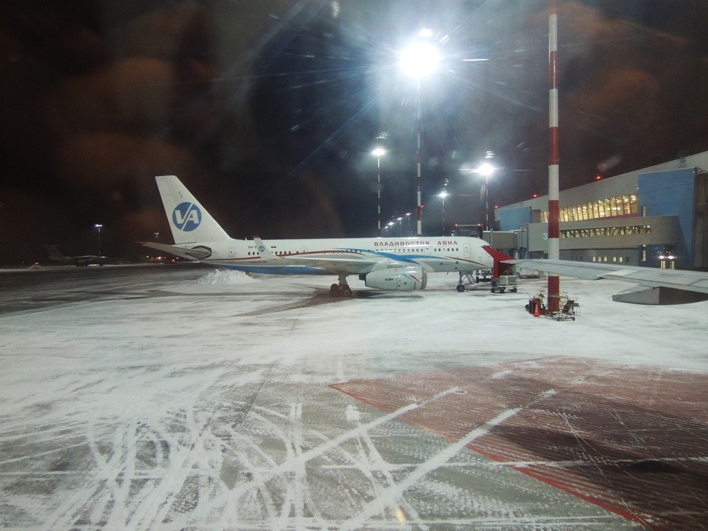    Самолет Ту-204-300 Владивосток авиа в аэропорту Владивостока