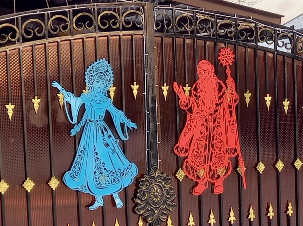 Украшения на воротах частного дома. Фото автора.