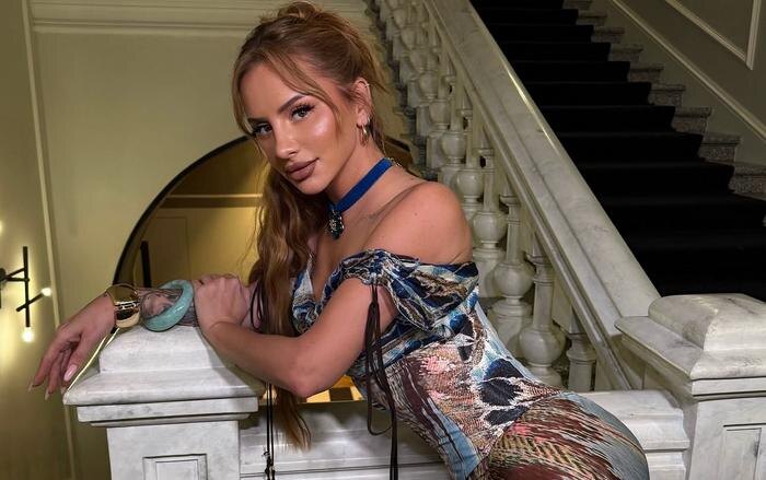 Анна Асти. Обложка © Instagram (признан экстремистской организацией и запрещён на территории РФ) / Asti