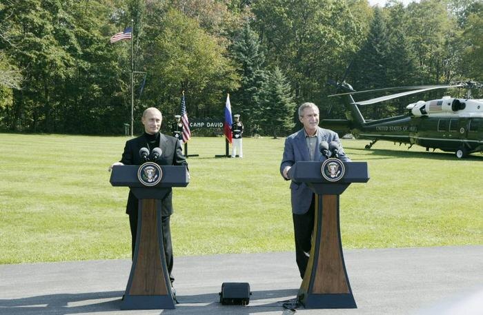 Владимир Путин и Джордж Буш-младший в загородной резиденции главы США Кэмп-Дэвид, 2003 год. Обложка © ТАСС / Алексей Дитякин