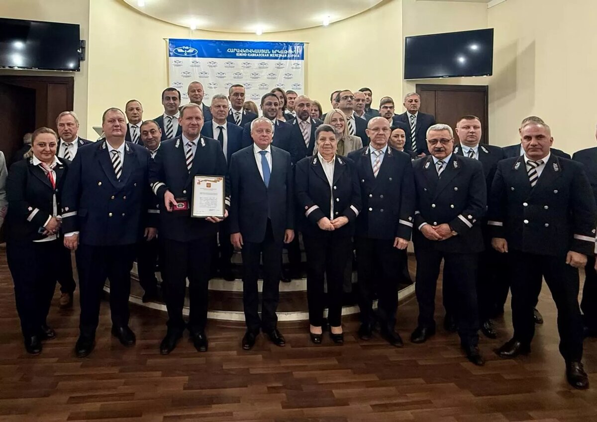 Посол России Сергей Копыркин вручил коллективу компании "Южно-Кавказская железная дорога" (ЮКЖД) медаль "80 лет Победы в Великой Отечественной войне 1941-1945 годов" (23 декабря 2025). Еревaн © Photo : Посольство России в Армении