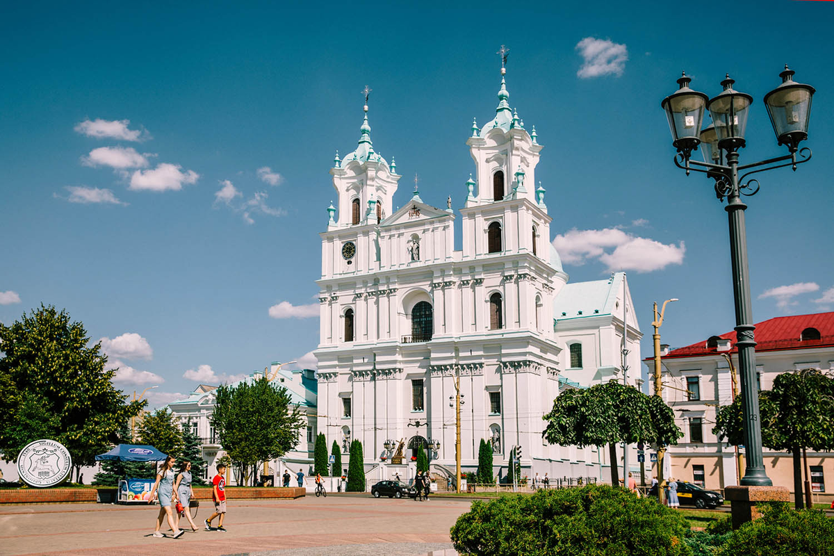 Костёл Святого Франциска Ксаверия (Фарный костёл) в Гродно - его строительство началось в 1678 как часть комплекса иезуитского монастыря. В 1705 храм освятили в честь св. Франциска Ксаверия. На церемонии присутствовали сам Пётр I и король Речи Посполитой Август Сильный - не каждый храм может похвастаться такими «гостями»!