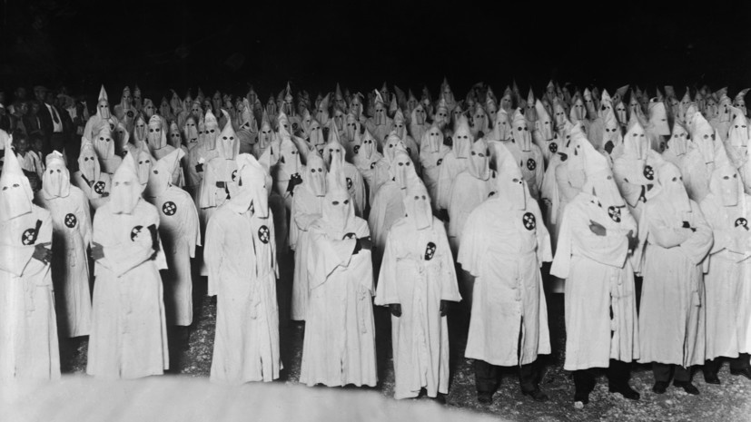     Ночной съезд ку-клукс-клана недалеко от Вашингтона, США, март 1922 года  Universal History Archive/Universal Images Group via Getty Images