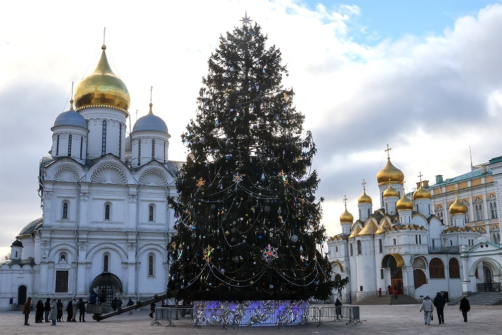    Главная елка страны, установленная на Соборной площади, к встрече Нового, 2026 года готова. В Кремль ее доставили из Рузского района Подмосковья еще вечером 10 декабря. Почти две недели потребовалось декораторам, чтобы украсить эту красавицу. Праздничный наряд называется "Морозный узор". Он состоит из 2,5 тысячи игрушек и 2,5 километра гирлянд. Самые необычные украшения, впервые использованные декораторами, - светодиодные снежинки диаметром до 115 сантиметров! Простоит красавица до православного Крещения. / Фото: Сергей Карпухин / ТАСС