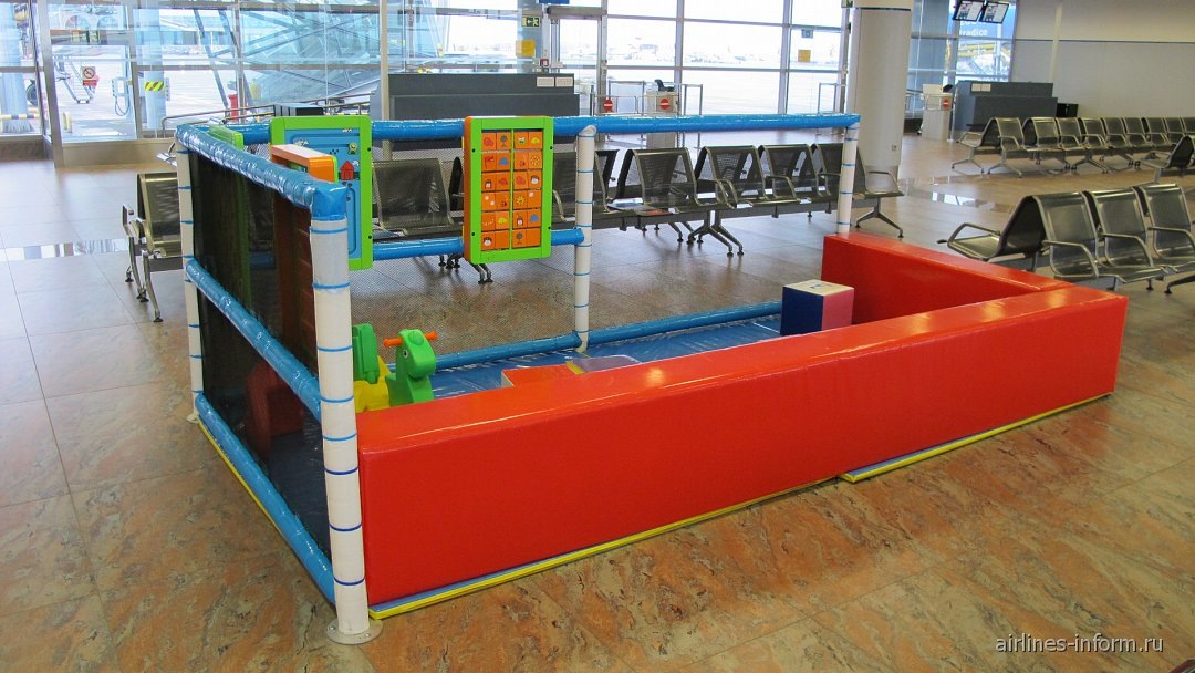    Детский уголок рядом с выходами на посадку в аэропорту Праги