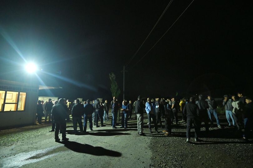 На фото: Аскеран, август 2023 г., люди блокируют дорогу, не пропуская азербайджанскую муку из Акна