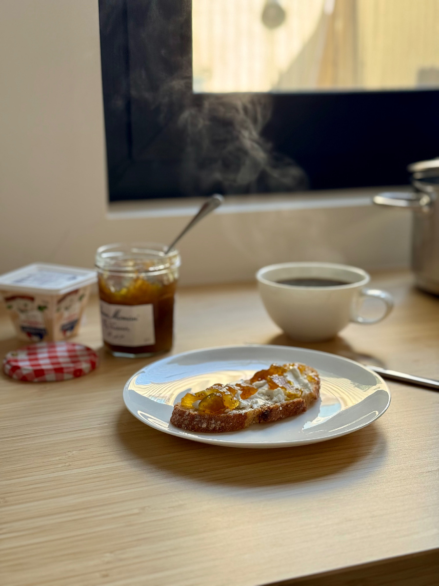 Завтрак. Бутерброд с сыром шевр и фиговым вареньем