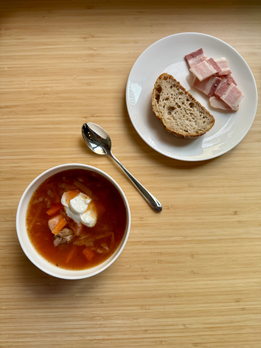Обед. Томленный борщ на говядине с хлебом, сметаной и грудинкой