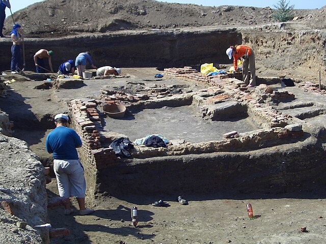 Археологические раскопки на месте Самосдельского городища. Предполагаемое место города Итиль. Фото из свободных источников в Интернете.