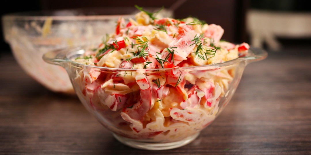 Салат «Красное море» с крабовыми палочками — быстрый и вкусный рецепт