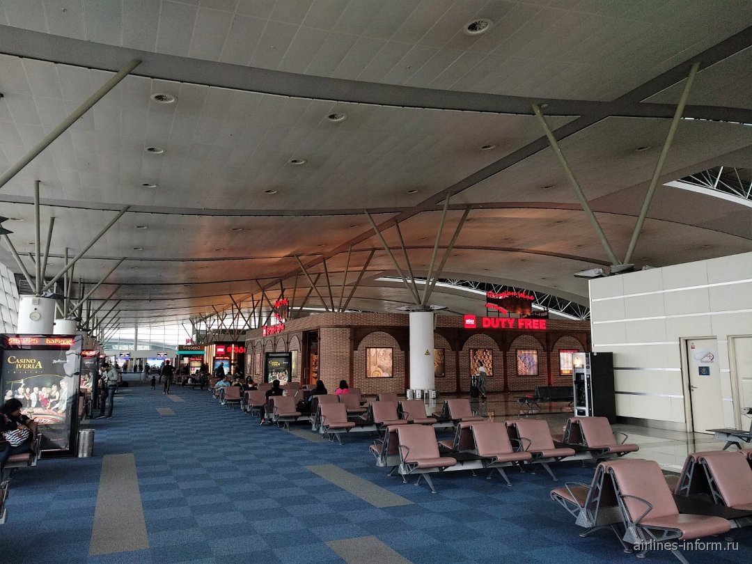    В чистой зоне аэропорта Тбилиси Шота Руставели