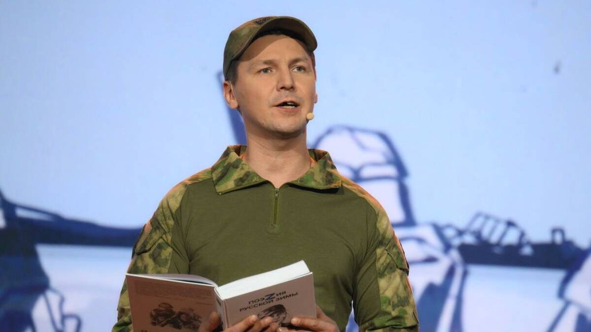    Писатель и поэт Дмитрий Филиппов на презентации сборника «ПоэZия русской зимы» в национальном центре «Россия» / Фото: Алексей Майшев / РИА Новости