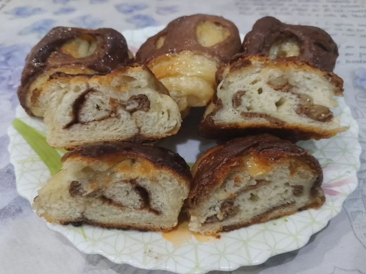 Булочки из дрожжевого слоеного теста с начинкой