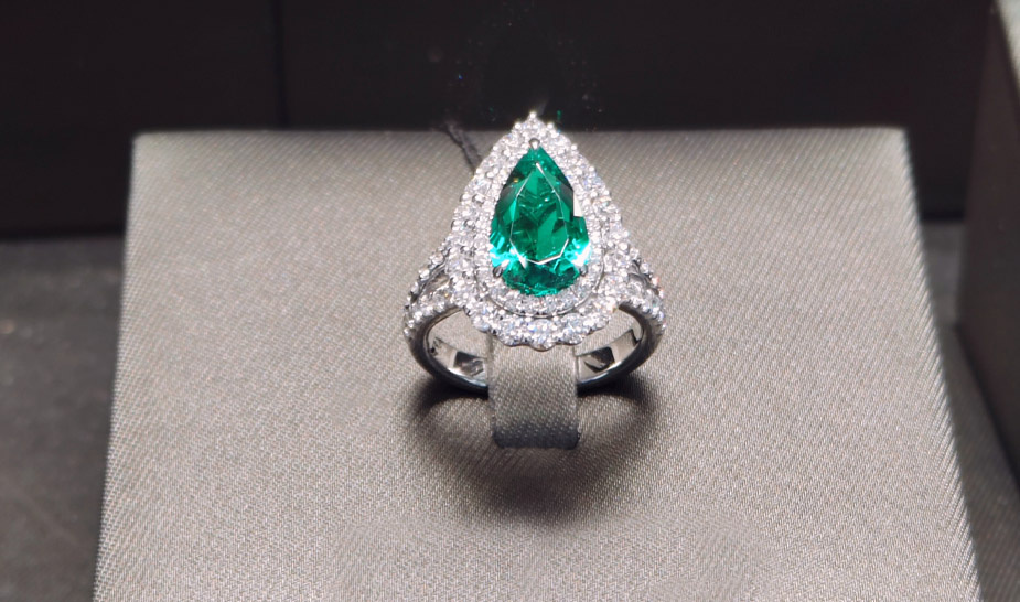 Золотое кольцо с изумрудом и бриллиантами