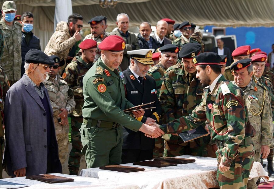    Генерал Мухаммед аль-Хаддад (второй слева) на выпускной церемонии военной академии в городе Мисурата / Источник: © Yousef Murad/AP/TASS