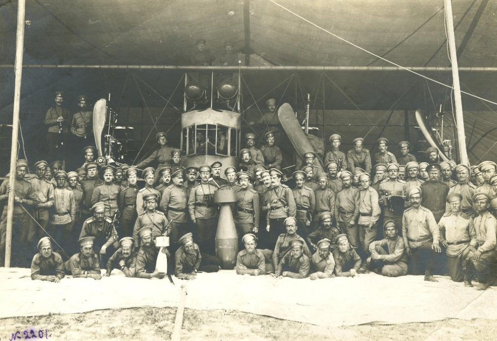 Фотография. Группа военных у самолета «Илья Муромец», крупнейшего русского самолета периода 1-й мировой войны. 1916 год. ГМПИР, Фонд фотографических источников