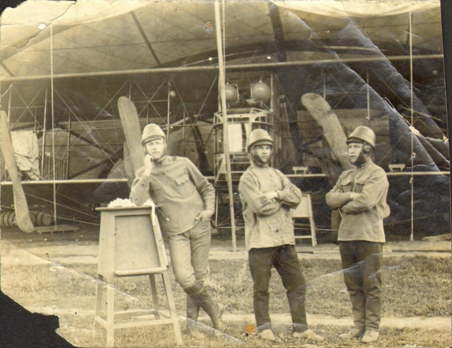 Фотография. Группа летчиков у самолета, подобного типу самолета «Илья Муромец». 1917 год. ГМПИР, Фонд фотографических источников